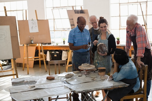 Foto scultura femminile della tenuta dell'istruttore mentre spiegando la gente senior