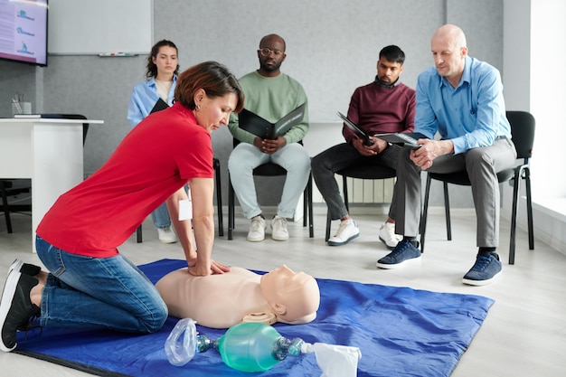 Photo female instructor showing cpr on training doll