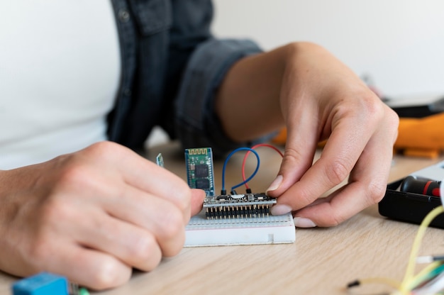 Photo female inventor creating in her workshop