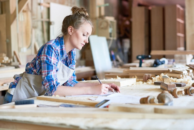 ワークショップの女性建具マネージャー