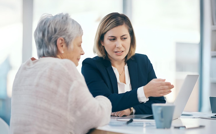Photo female legal agent and consultant for elderly woman talking about estate document on laptop