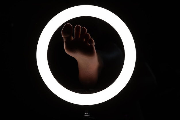 위생과 발 페티시즘의 개념 라운드 램프에 여성 다리 근접 촬영