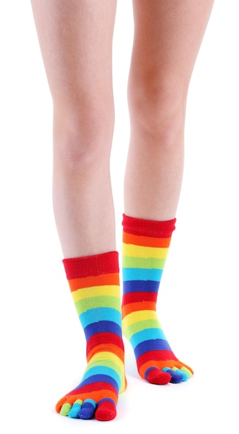 Foto gambe femminili in calze a righe colorate isolate su bianco