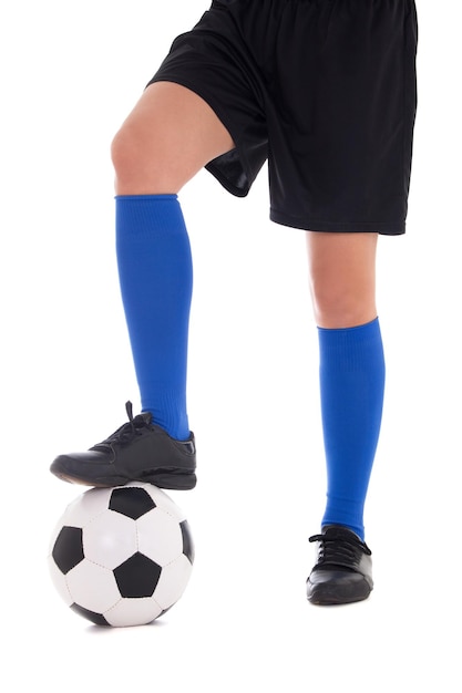白い背景で隔離のボールとサッカー服の女性の脚