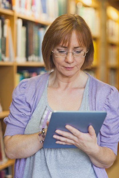 집중된 그녀의 태블릿을 사용 하여 여성 사서