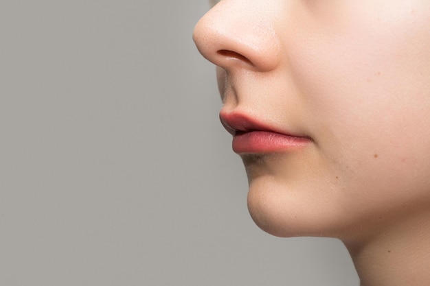 Labbra femminili dopo la procedura di arrossamento delle labbra di trucco permanente