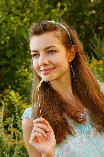 Menzogne femminile sul campo di erba al parco