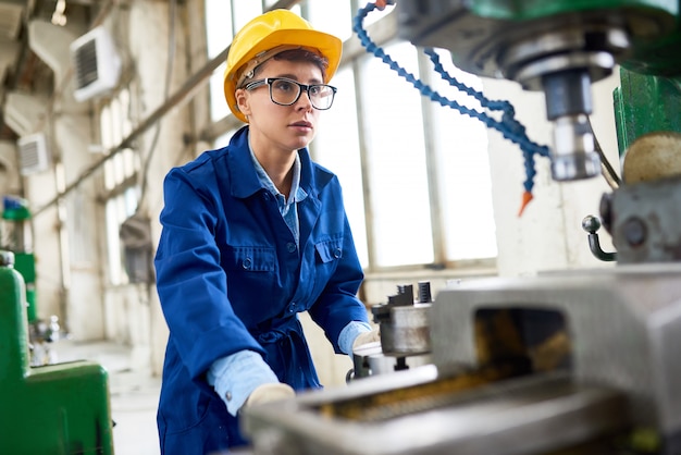 写真 近代的な工場の女性機械オペレーター