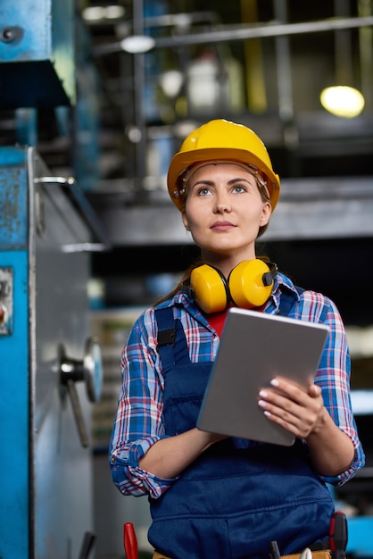 Photo female machine operator focused on work