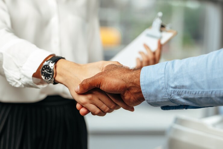 Photo female and male businesspeople handshake close up