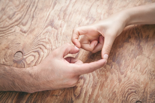 Foto mani femminili e maschili che fanno forma di cuore