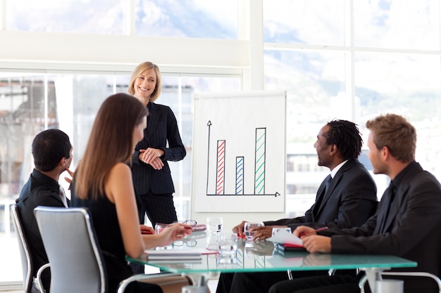 Photo female manager smiling at her team in a meeting