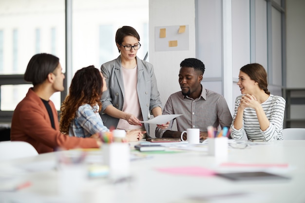 Foto responsabile femminile che lavora con il team creativo