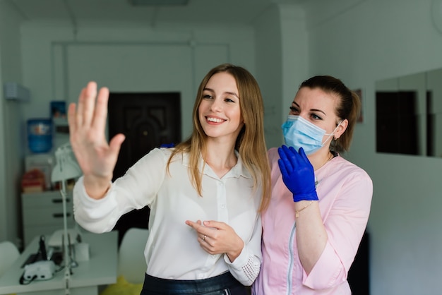 Il maestro di manicure femminile in un salone di bellezza lavora con le mani del cliente