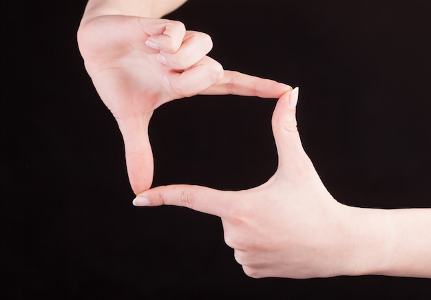 Foto mano femminile curata che misura gli oggetti invisibili, gesto di fabbricazione della palma della donna