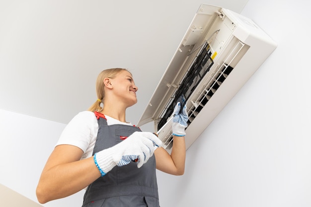 Female master and air conditioner air conditioner repair