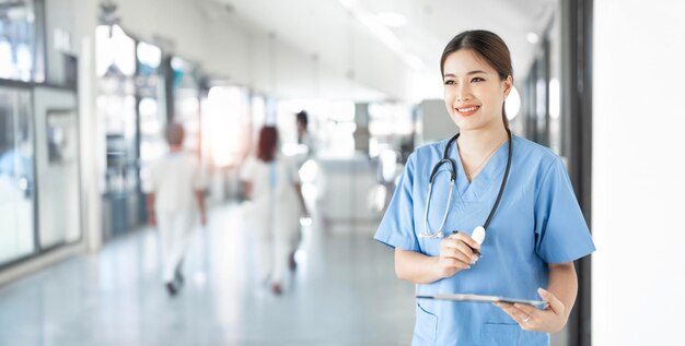 Photo female medical assistant with tablet in clinic