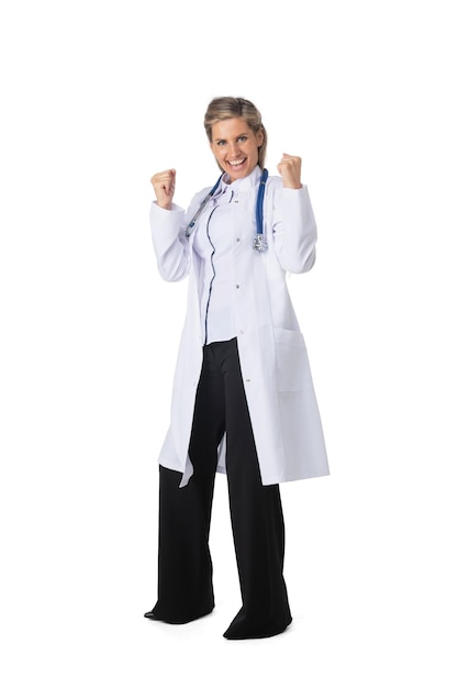 Женщина-врач держит кулаки