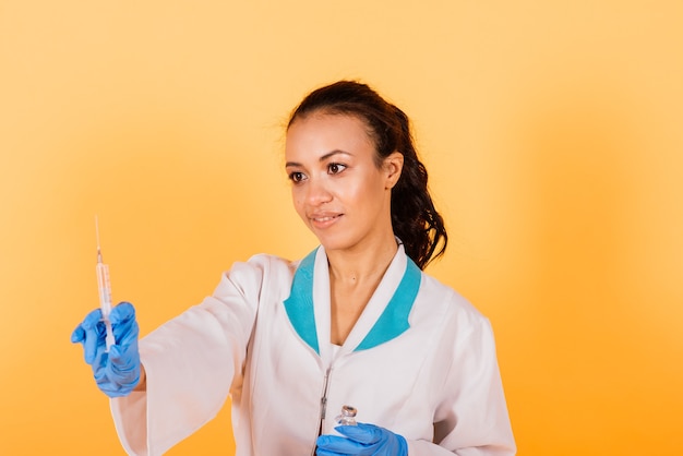Женский медицинский профессиональный ученый-исследователь держит шприц для инъекций, прививку укола, открытие лекарства
