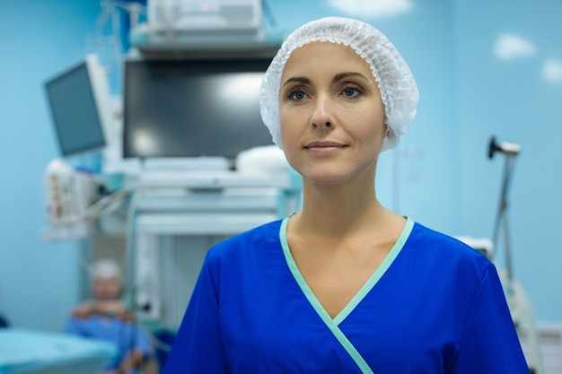 Photo female medical worker in her uniform