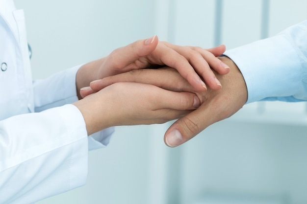 Photo female medicine doctor reassuring her patient. hands close-up. healthcare and medical concept.