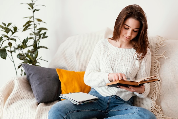 Foto ritratto femminile meditando dell'interno