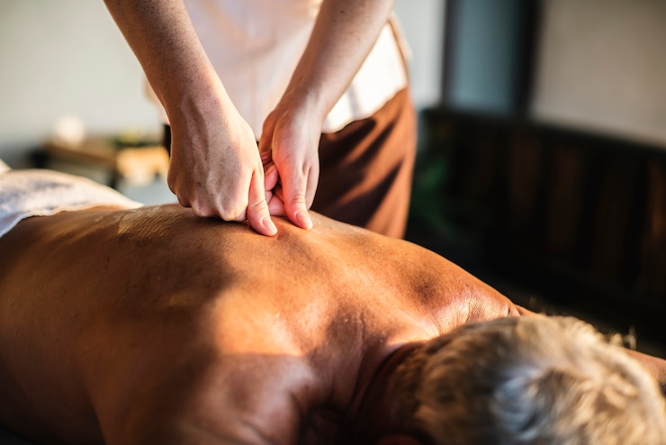 Photo female message therapist giving a massage at a spa