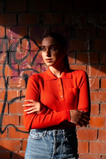 Photo female model being photographed with grunge environment during urban exploration