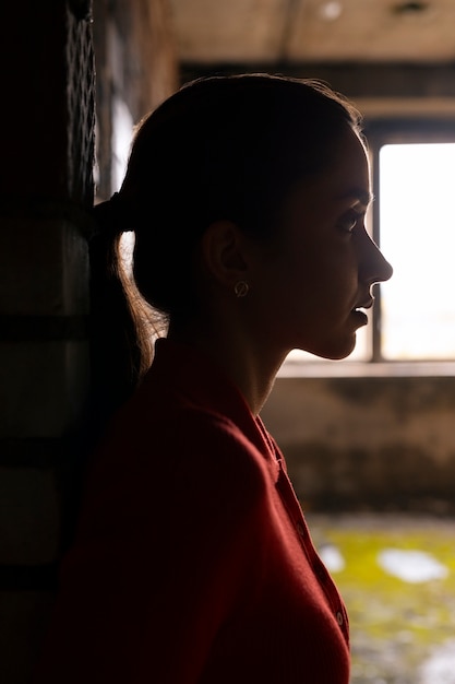 Photo female model being photographed with grunge environment during urban exploration