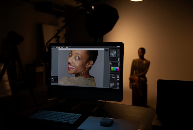 Modello femminile in posa per un servizio fotografico