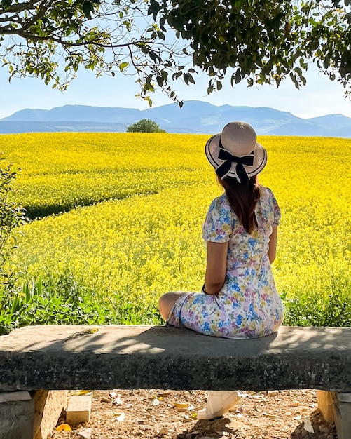 Photo female model posing in a rapeseed field