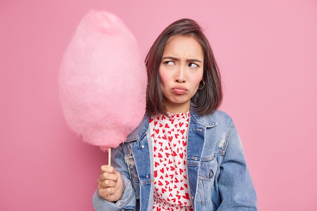 Photo female model with tasty dessert