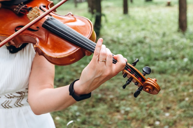 Female musician performs at an outdoor wedding.