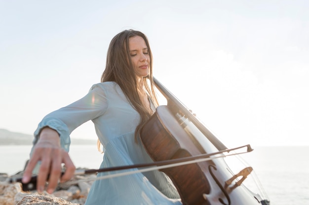 Foto musicista femminile che gioca violoncello