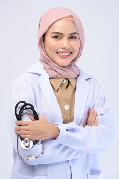 흰색 배경 스튜디오 위에 히잡을 쓴 여성 이슬람 의사