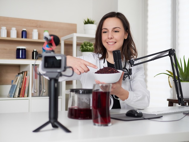 Photo female nutritionist talking about hibiscus drink infusion tea