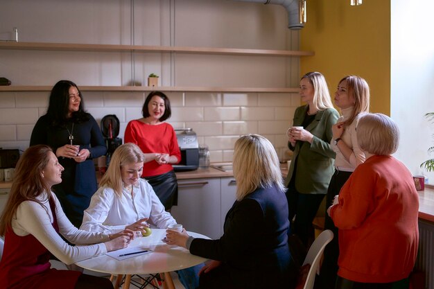 Photo female office staff having a coffee break in the office kitchen