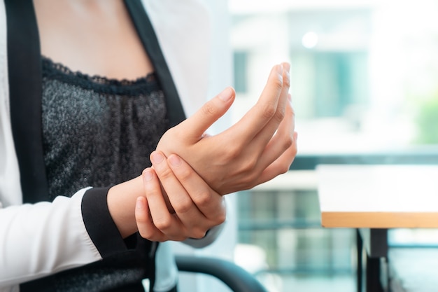 사진 여성 회사원 그녀의 손목에 사무실 증후군 부상이