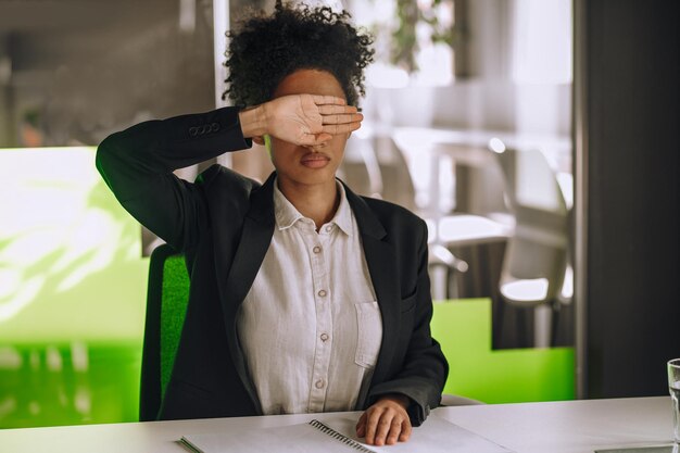 Photo female office worker sitting at the table