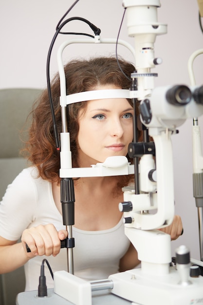 Photo female opthalmologist working