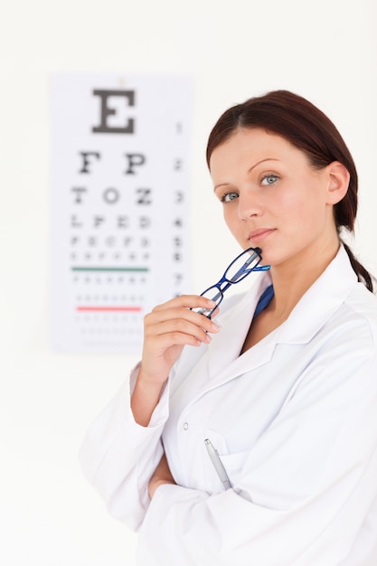 Photo a female optician with an eye test