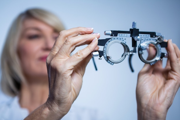 Foto optometrista femmina guardando messbrille