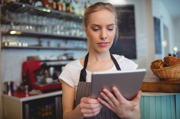 カフェでタブレットを使用して女性の所有者