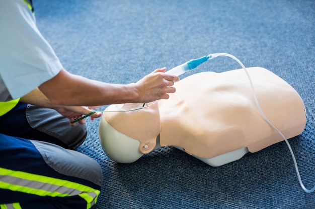 Foto paramedico femmina durante l'allenamento di rianimazione cardiopolmonare