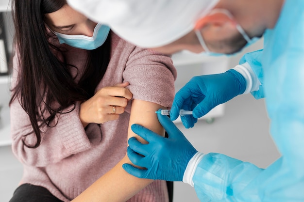 Photo female patient getting vaccinated for coronavirus