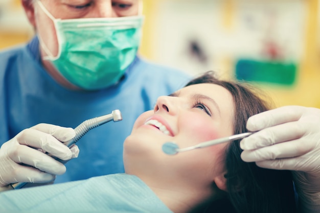 Пациентка, имеющая стоматологическое лечение