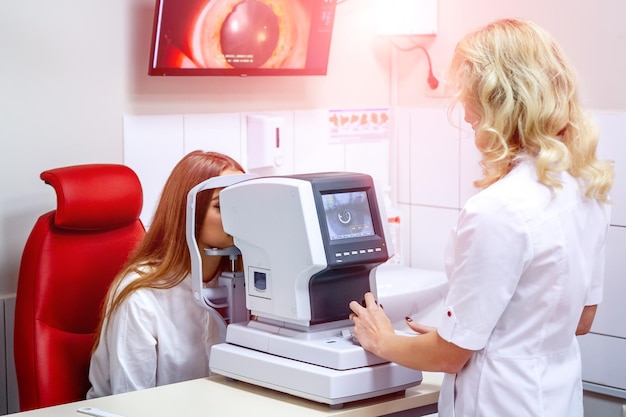 Пациентка с проверкой зрения Медицинское офтальмологическое оборудование Врач и пациент в клинике Диагноз