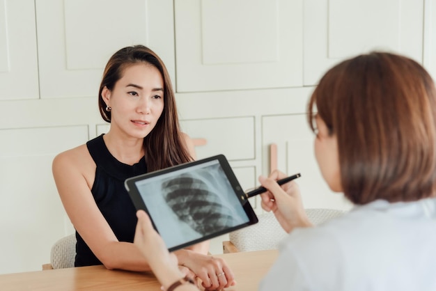 Foto una paziente sta ascoltando il medico spiegare dopo una radiografia