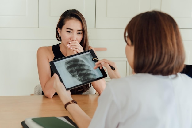 Foto una paziente sta ascoltando il medico spiegare dopo una radiografia