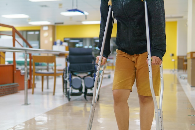 Female patients are training with crutches in the hospital.